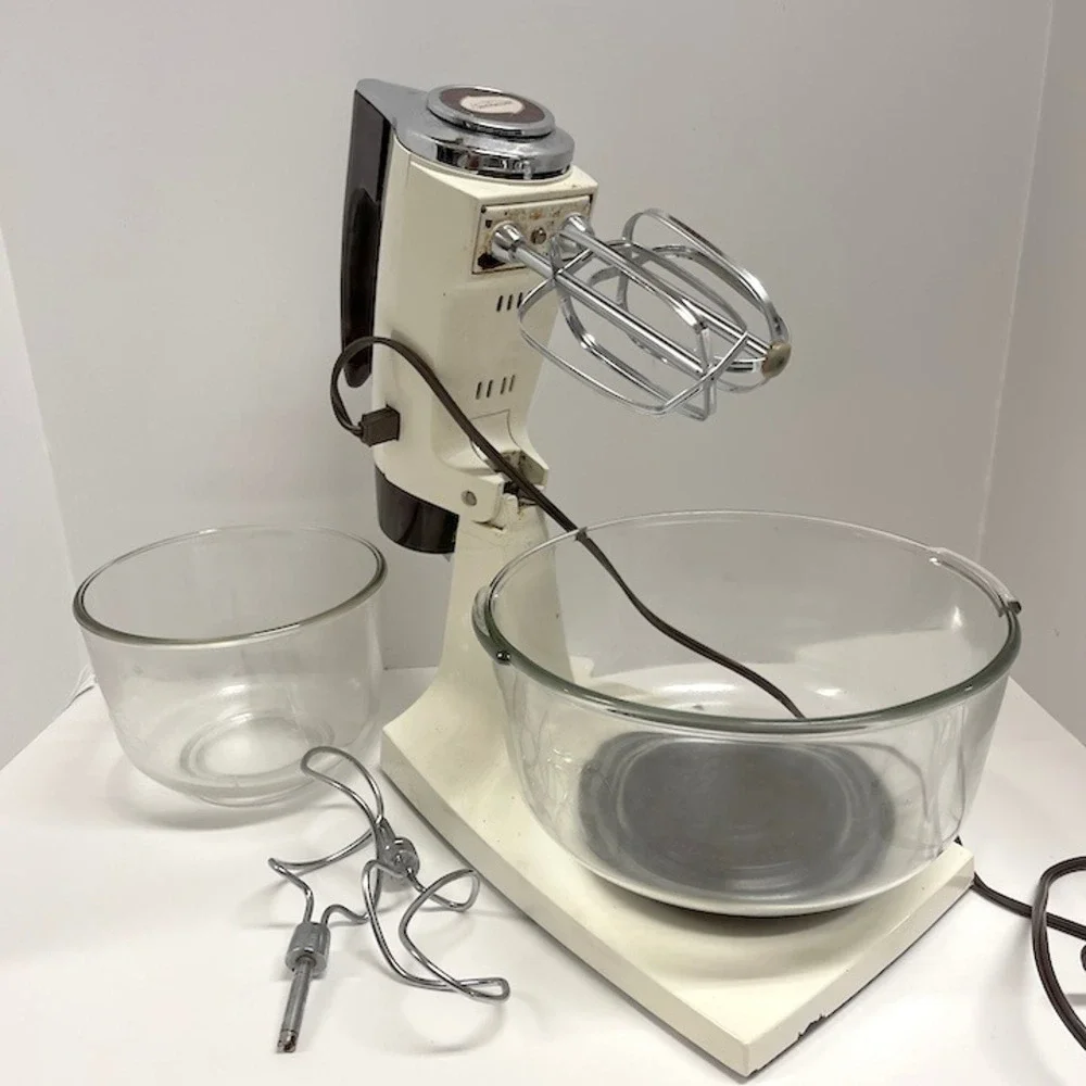 Vintage 1970s Sunbeam Mixmaster 12-Speed Stand Mixer With Beaters & Bowls Tested